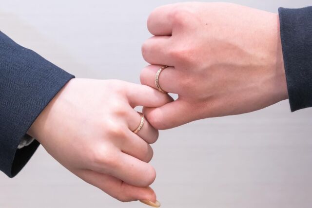純国産のプレミアムハワイアンジュエリー💍取り扱い店舗は公式HPよりご確認下さい😊ハワイアンジュエリーを結婚指輪の品質に作り変えたMakanaふたりで選ぶセミオーダーは他と被りたくないこだわりを形にする世界に一組の結婚指輪がてきあがります。#ハワイアンジュエリー結婚指輪#ハワイアンジュエリー#婚約指輪 #結婚指輪#マリッジリング#エンゲージリング#オーダーメイド#鍛造リング#プロポーズ#婚約指輪探し#結婚指輪探し#結婚式準備#プレ花嫁#2024夏婚 #2024秋婚