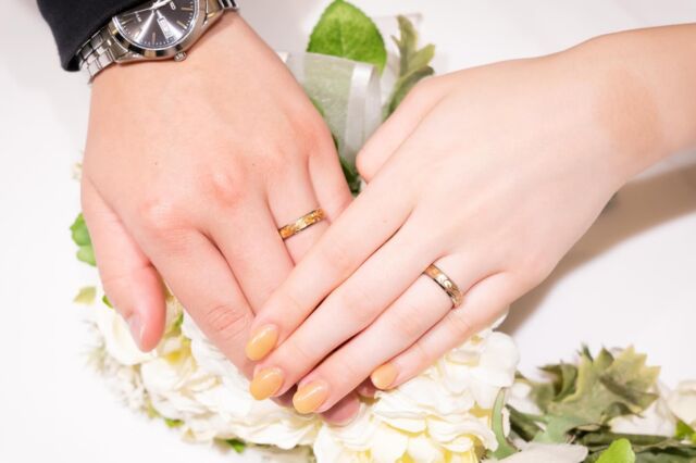 純国産のプレミアムハワイアンジュエリー💍
取り扱い店舗は公式HPよりご確認下さい😊
ハワイアンジュエリーを
結婚指輪の品質に作り変えたMakana

ふたりで選ぶセミオーダーは
他と被りたくないこだわりを形にする
世界に一組の結婚指輪がてきあがります。

#ハワイアンジュエリー結婚指輪
#ハワイアンジュエリー
#婚約指輪 #結婚指輪
#マリッジリング
#エンゲージリング
#オーダーメイド
#鍛造リング
#プロポーズ
#婚約指輪探し
#結婚指輪探し
#結婚式準備
#プレ花嫁
#2024夏婚 
#2024秋婚