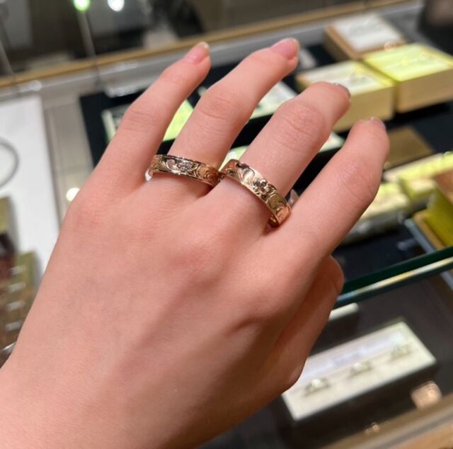 純国産のプレミアムハワイアンジュエリー💍
ハワイアンジュエリーを
結婚指輪の品質に作り変えたMakana

ふたりで選ぶセミオーダーは
他と被りたくないこだわりを形にする
世界に一組の結婚指輪がてきあがります。

#ハワイアンジュエリー結婚指輪
#ハワイアンジュエリー
#婚約指輪 #結婚指輪
#マリッジリング
#エンゲージリング
#オーダーメイド
#鍛造リング
#プロポーズ
#婚約指輪探し
#結婚指輪探し
#結婚式準備
#プレ花嫁
#2025夏婚 
#2025秋婚
#ハワイ #沖縄 #宮古島 
#リゾートウェディング

<店舗のご案内>
マカナ本店　
@garden_shinsaibashi (心斎橋:Shinsaibashi)
.
@gracis_jewelry (札幌:Sapporo)
.
@gracis_hassamu (札幌発寒:Hassamu)
.
@maebara.hachinohe (八戸:Hachinohe)
.
@wedy_bridal (宮城　仙台　山形:Miyagi Yamagata)
.
@opera.kinbido (郡山:Koriyama )
.
@opera.iwaki (いわき鹿島:iwaki)
.
@tompkins_sano_jewelry (栃木:Tochigi )
.
@tompkins_mito (水戸:Mito)
.
@isshindo_bridal_ibaraki (つくば:Tsukuba)
.
@jkplanet.jewelry (銀座　表参道　栄 
Ginza Omotesando Sakae )
.
@brooch__0007 (新潟:Nigata)
.
@isshindo_bridal (長野　松本　飯田
Nagano Matsumoto Iida)
.
@aoba_jewelry (富山:Toyama)
.
@d.carat_kanazawa_jewelry (金沢:Kanazawa)
.
@j_paris_bridal (福井:Fukui )
.
@lucirkbridal (浜松:Hamamatsu)
.
@diamond.jewelry.tiara (静岡:Shizuoka)
.
@sophyferiekisogawa (木曽川:kisogawa )
. 
@garden_kyoto_ (京都:Kyoto)
.
@clear_suzuka_bridal (鈴鹿:Suzuka)
.
@noblecourt_touin (東員:Toin)
.
@garden_honten (岸和田:Kishiwada)
.
@garden_umeda (Umeda)
.
@minoru_kuzuha (くずは:Kuzuha)
.
@garden_himeji (姫路:Himeji)
.
@garden_kobe (神戸:Kobe)
.
@minoru_kusatsu (草津:Kusatsu)
.
@minoru_oumihachiman (近江八幡:Oumihachiman)
.
@minoru_youkaichi (八日市:Youkaichi)
.
@condotti_niwaka_bridal_salon (和歌山:Wakayama)
.
@laube_bridal (出雲:Izumo)
.
@vanilla_fukuyama (福山:Fukuyama)
.
@vanilla_hiroshima (広島:Hiroshima)
.
@eye_eye_isuzu_east_bridal (高松:Takamatsu)
.
@jewelrysakaguchi (福岡:Fukuoka)
.
@yama46tokeiten_bridal (那覇　北谷:Naha Chatan)
