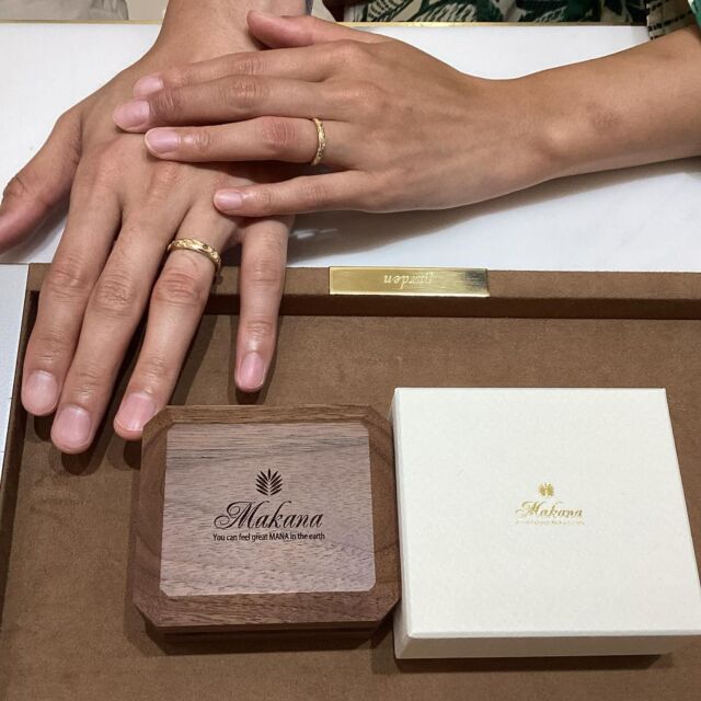宮崎県からご来店のお二人様　@garden_kyoto_ 本店でマカナの結婚指輪をオーダー頂きご納品致しました🌺【ハワイアンジュエリーの結婚指輪を試着させてもらっているうちにマカナのブランドがいいと思って】"とても親切に対応頂きました"婚姻届もプレゼントしてもらえて可愛くて嬉しいです！@garden_bridal_index#ハワイアンジュエリー #マカナ #makana #結婚指輪 #ハワイアンジュエリー好きな人と繋がりたい #京都