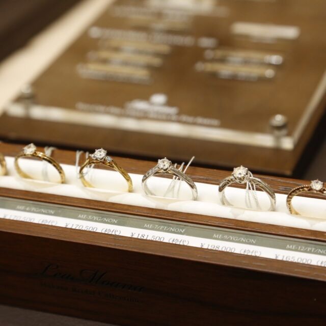 Makanaの婚約指輪🌺

オーダーメイドのハワイアンジュエリー🌊

人と被りたくないおしゃれな結婚指輪・婚約指輪を
お探しの方にぜひおすすめです🫧

#ハワイアン #ハワイアンジュエリー #ハワイアンジュエリー💍 #ハワイアンジュエリー結婚指輪 #結婚指輪探し #結婚指輪オーダー

純国産のプレミアムハワイアンジュエリー💍
ハワイアンジュエリーを
結婚指輪・婚約指輪の品質に作り変えたMakana

ふたりで選ぶセミオーダーは
他と被りたくないこだわりを形にする
世界に一組の結婚指輪がてきあがります。

#ハワイアンジュエリー結婚指輪
#ハワイアンジュエリー
#婚約指輪 #結婚指輪
#マリッジリング
#エンゲージリング
#オーダーメイド
#鍛造リング
#プロポーズ
#婚約指輪探し
#結婚指輪探し
#結婚式準備
#プレ花嫁
#2025夏婚 
#2025秋婚
#ハワイ #沖縄 #宮古島 
#リゾートウェディング

<店舗のご案内>
マカナ本店　
@garden_shinsaibashi (心斎橋:Shinsaibashi)
.
@gracis_jewelry (札幌:Sapporo)
.
@gracis_hassamu (札幌発寒:Hassamu)
.
@maebara.hachinohe (八戸:Hachinohe)
.
@wedy_bridal (宮城　仙台　山形:Miyagi Yamagata)
.
@opera.kinbido (郡山:Koriyama )
.
@opera.iwaki (いわき鹿島:iwaki)
.
@tompkins_sano_jewelry (栃木:Tochigi )
.
@tompkins_mito (水戸:Mito)
.
@isshindo_bridal_ibaraki (つくば:Tsukuba)
.
@jkplanet.jewelry (銀座　表参道　栄 
Ginza Omotesando Sakae )
.
@brooch__0007 (新潟:Nigata)
.
@isshindo_bridal (長野　松本　飯田
Nagano Matsumoto Iida)
.
@aoba_jewelry (富山:Toyama)
.
@d.carat_kanazawa_jewelry (金沢:Kanazawa)
.
@j_paris_bridal (福井:Fukui )
.
@lucirkbridal (浜松:Hamamatsu)
.
@diamond.jewelry.tiara (静岡:Shizuoka)
.
@sophyferiekisogawa (木曽川:kisogawa )
. 
@garden_kyoto_ (京都:Kyoto)
.
@clear_suzuka_bridal (鈴鹿:Suzuka)
.
@noblecourt_touin (東員:Toin)
.
@garden_honten (岸和田:Kishiwada)
.
@garden_umeda (梅田:Umeda)
.
@minoru_kuzuha (くずは:Kuzuha)
.
@garden_himeji (姫路:Himeji)
.
@garden_kobe (神戸:Kobe)
.
@minoru_kusatsu (草津:Kusatsu)
.
@minoru_oumihachiman (近江八幡:Oumihachiman)
.
@minoru_youkaichi (八日市:Youkaichi)
.
@condotti_niwaka_bridal_salon (和歌山:Wakayama)
.
@laube_bridal (出雲:Izumo)
.
@vanilla_fukuyama (福山:Fukuyama)
.
@vanilla_hiroshima (広島:Hiroshima)
.
@eye_eye_isuzu_east_bridal (高松:Takamatsu)
.
@jewelrysakaguchi (福岡:Fukuoka)
.
@yama46tokeiten_bridal (那覇　北谷:Naha Chatan)