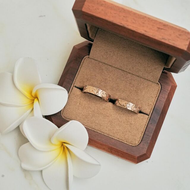 Makanaの結婚指輪🌺オーダーメイドのハワイアンジュエリー🌊人と被りたくないおしゃれな結婚指輪・婚約指輪をお探しの方にぜひおすすめです🫧#ハワイアン #ハワイアンジュエリー #ハワイアンジュエリー💍 #ハワイアンジュエリー結婚指輪 #結婚指輪探し 結婚指輪オーダー純国産のプレミアムハワイアンジュエリー💍ハワイアンジュエリーを結婚指輪・婚約指輪の品質に作り変えたMakanaふたりで選ぶセミオーダーは他と被りたくないこだわりを形にする世界に一組の結婚指輪がてきあがります。ハワイアンジュエリー結婚指輪ハワイアンジュエリー婚約指輪 結婚指輪マリッジリングエンゲージリングオーダーメイド鍛造リングプロポーズ婚約指輪探し結婚指輪探し結婚式準備プレ花嫁2026夏婚 206秋婚ハワイ 沖縄 宮古島 リゾートウェディング<店舗のご案内>マカナ本店　@garden_shinsaibashi (心斎橋:Shinsaibashi).@gracis_jewelry (札幌:Sapporo).@gracis_hassamu (札幌発寒:Hassamu).@maebara.hachinohe (八戸:Hachinohe).@wedy_bridal (宮城　仙台　山形:Miyagi Yamagata).@opera.kinbido (郡山:Koriyama ).@opera.iwaki (いわき鹿島:iwaki).@tompkins_sano_jewelry (栃木:Tochigi ).@tompkins_mito (水戸:Mito).@isshindo_bridal_ibaraki (つくば:Tsukuba).@jkplanet.jewelry (銀座　表参道　栄 Ginza Omotesando Sakae ).@brooch__0007 (新潟:Nigata).@isshindo_bridal (長野　松本　飯田Nagano Matsumoto Iida).@aoba_jewelry (富山:Toyama).@d.carat_kanazawa_jewelry (金沢:Kanazawa).@j_paris_bridal (福井:Fukui ).@lucirkbridal (浜松:Hamamatsu).@diamond.jewelry.tiara (静岡:Shizuoka).@sophyferiekisogawa (木曽川:kisogawa ). @garden_kyoto_ (京都:Kyoto).@clear_suzuka_bridal (鈴鹿:Suzuka).@noblecourt_touin (東員:Toin).@garden_honten (岸和田:Kishiwada).@garden_umeda (梅田:Umeda).@minoru_kuzuha (くずは:Kuzuha).@garden_himeji (姫路:Himeji).@garden_kobe (神戸:Kobe).@minoru_kusatsu (草津:Kusatsu).@minoru_oumihachiman (近江八幡:Oumihachiman).@minoru_youkaichi (八日市:Youkaichi).@condotti_niwaka_bridal_salon (和歌山:Wakayama).@laube_bridal (出雲:Izumo).@vanilla_fukuyama (福山:Fukuyama).@vanilla_hiroshima (広島:Hiroshima).@eye_eye_isuzu_east_bridal (高松:Takamatsu).@jewelrysakaguchi (福岡:Fukuoka).@yama46tokeiten_bridal (那覇　北谷:Naha Chatan)