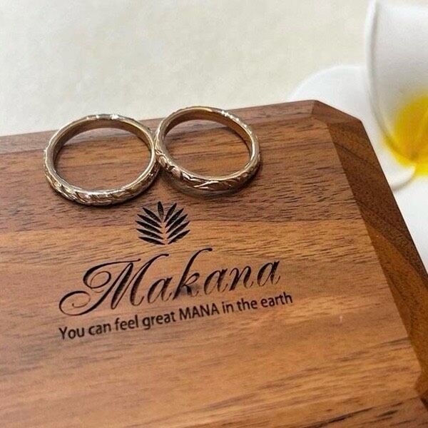 Makanaの結婚指輪🌺オーダーメイドのハワイアンジュエリー🌊人と被りたくないおしゃれな結婚指輪・婚約指輪をお探しの方にぜひおすすめです🫧#ハワイアン #ハワイアンジュエリー #ハワイアンジュエリー💍 #ハワイアンジュエリー結婚指輪 #結婚指輪探し 結婚指輪オーダー純国産のプレミアムハワイアンジュエリー💍ハワイアンジュエリーを結婚指輪・婚約指輪の品質に作り変えたMakanaふたりで選ぶセミオーダーは他と被りたくないこだわりを形にする世界に一組の結婚指輪がてきあがります。ハワイアンジュエリー結婚指輪ハワイアンジュエリー婚約指輪 結婚指輪マリッジリングエンゲージリングオーダーメイド鍛造リングプロポーズ婚約指輪探し結婚指輪探し結婚式準備プレ花嫁2026夏婚 206秋婚ハワイ 沖縄 宮古島 リゾートウェディング<店舗のご案内>マカナ本店　@garden_shinsaibashi (心斎橋:Shinsaibashi).@gracis_jewelry (札幌:Sapporo).@gracis_hassamu (札幌発寒:Hassamu).@maebara.hachinohe (八戸:Hachinohe).@wedy_bridal (宮城　仙台　山形:Miyagi Yamagata).@opera.kinbido (郡山:Koriyama ).@opera.iwaki (いわき鹿島:iwaki).@tompkins_sano_jewelry (栃木:Tochigi ).@tompkins_mito (水戸:Mito).@isshindo_bridal_ibaraki (つくば:Tsukuba).@jkplanet.jewelry (銀座　表参道　栄 Ginza Omotesando Sakae ).@brooch__0007 (新潟:Nigata).@isshindo_bridal (長野　松本　飯田Nagano Matsumoto Iida).@aoba_jewelry (富山:Toyama).@d.carat_kanazawa_jewelry (金沢:Kanazawa).@j_paris_bridal (福井:Fukui ).@lucirkbridal (浜松:Hamamatsu).@diamond.jewelry.tiara (静岡:Shizuoka).@sophyferiekisogawa (木曽川:kisogawa ). @garden_kyoto_ (京都:Kyoto).@clear_suzuka_bridal (鈴鹿:Suzuka).@noblecourt_touin (東員:Toin).@garden_honten (岸和田:Kishiwada).@garden_umeda (梅田:Umeda).@minoru_kuzuha (くずは:Kuzuha).@garden_himeji (姫路:Himeji).@garden_kobe (神戸:Kobe).@minoru_kusatsu (草津:Kusatsu).@minoru_oumihachiman (近江八幡:Oumihachiman).@minoru_youkaichi (八日市:Youkaichi).@condotti_niwaka_bridal_salon (和歌山:Wakayama).@laube_bridal (出雲:Izumo).@vanilla_fukuyama (福山:Fukuyama).@vanilla_hiroshima (広島:Hiroshima).@eye_eye_isuzu_east_bridal (高松:Takamatsu).@jewelrysakaguchi (福岡:Fukuoka).@yama46tokeiten_bridal (那覇　北谷:Naha Chatan)